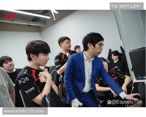 赛后分析：JDG与FPX对决中的战术节奏与关键时刻解析